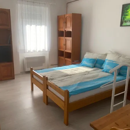 Feszek Apartmanhaz Daire