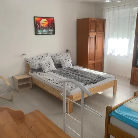Feszek Apartmanhaz Daire *